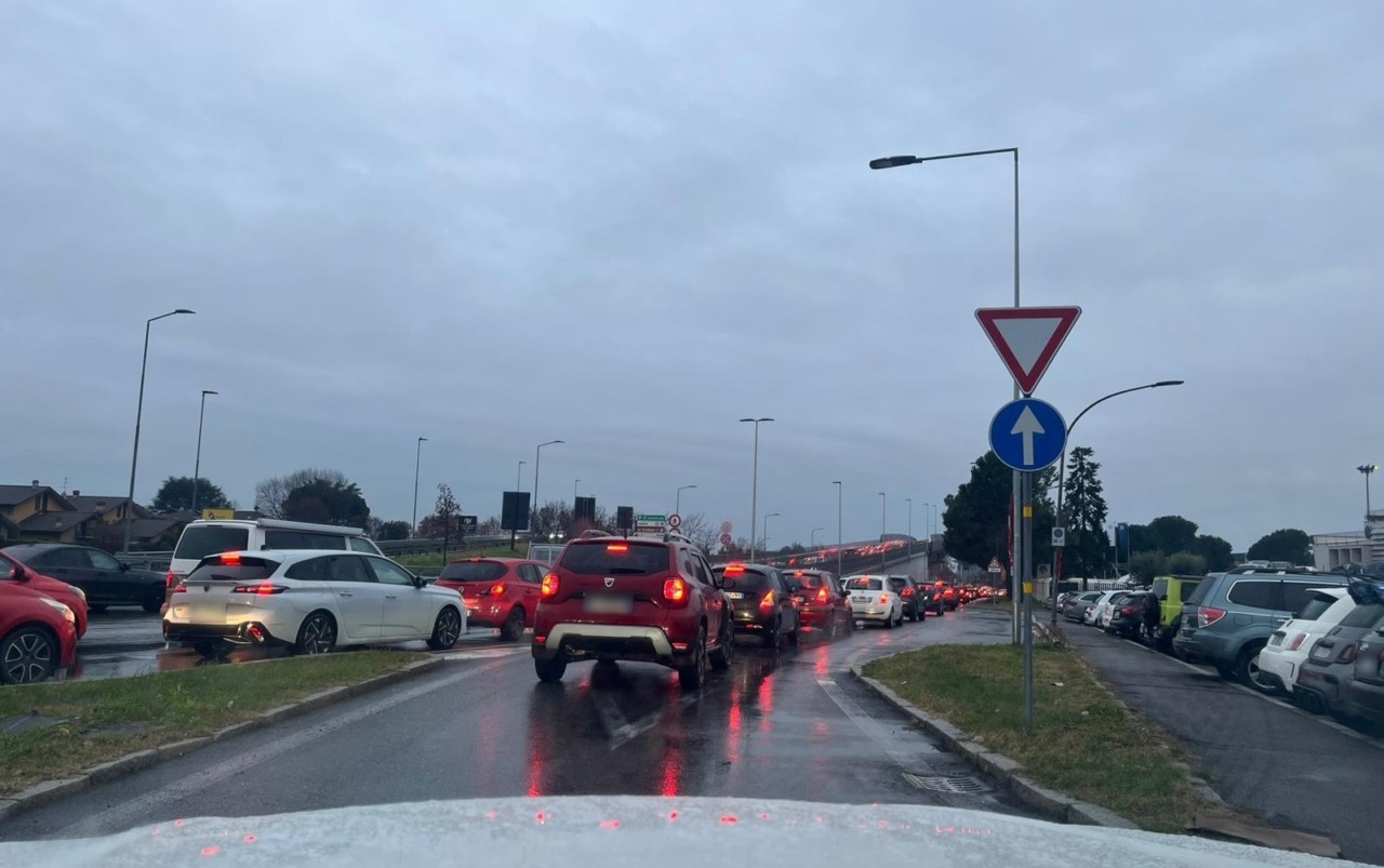 Semaforo “sempre verde” alla Martinella, ma le code restano. Il Comune frena i giudizi: «Serve tempo»