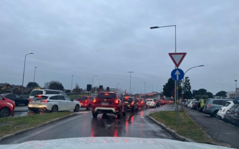 Semaforo “sempre verde” alla Martinella, ma le code restano. Il Comune frena i giudizi: «Serve tempo»