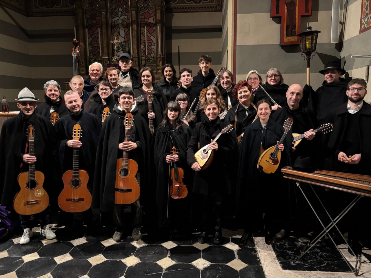 Mandolini e flauti nella notte di Natale: la Pastorèla anima le vie di Gandino