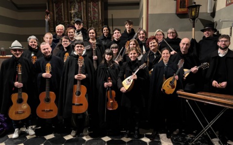 Mandolini e flauti nella notte di Natale: la Pastorèla anima le vie di Gandino