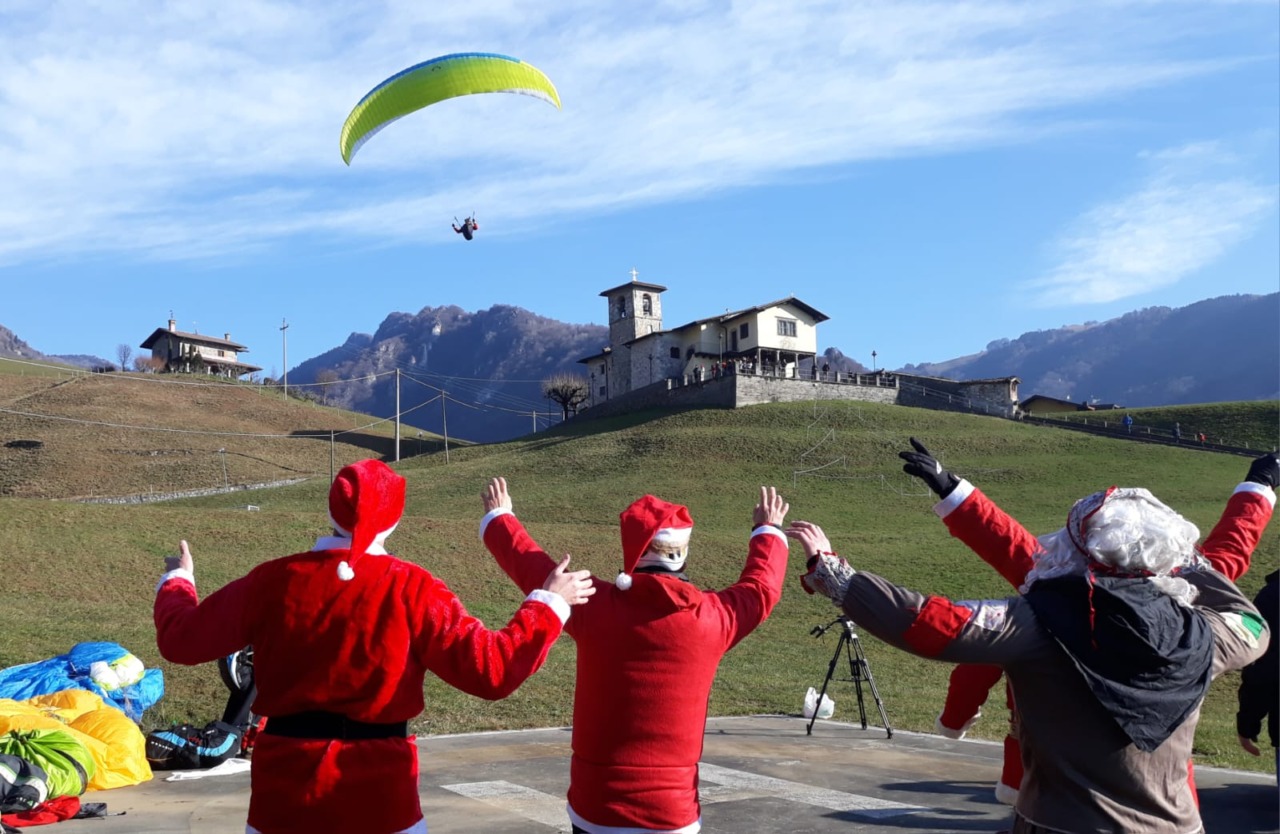 “Befana dal cielo”, una tradizione che da oltre vent’anni entusiasma i bambini di Gandino (e non solo)
