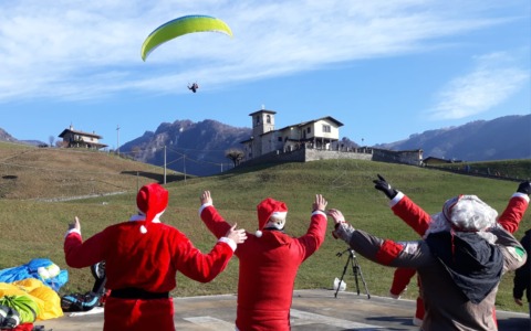 “Befana dal cielo”, una tradizione che da oltre vent’anni entusiasma i bambini di Gandino (e non solo)