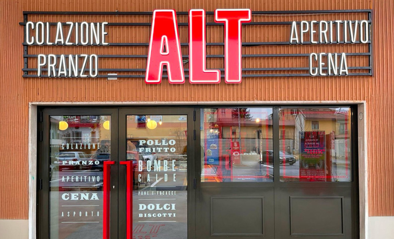 La nuova vita dell’ex distributore abbandonato di via Moroni a Bergamo, diventato un ristorante