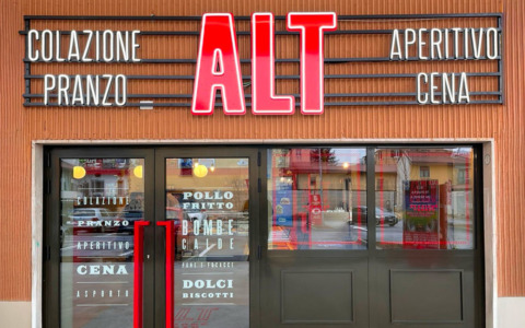 La nuova vita dell’ex distributore abbandonato di via Moroni a Bergamo, diventato un ristorante