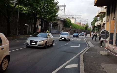 Via Bonomelli, nuove limitazioni fino al 20 dicembre: carreggiata ristretta e divieto di sosta