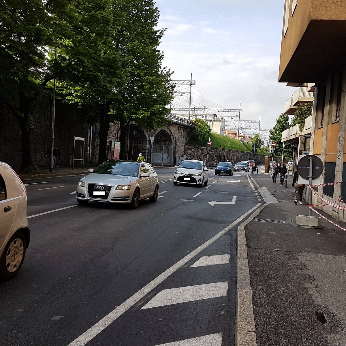 Via Bonomelli, nuove limitazioni fino al 20 dicembre: carreggiata ristretta e divieto di sosta