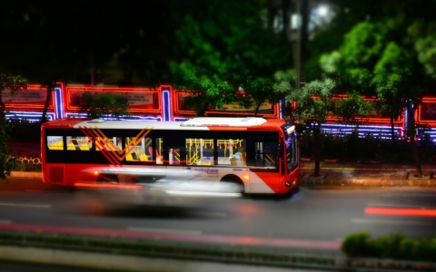 Per la movida della città arriva “Bergamo night service”, il servizio navetta con musica di Noid e Unplug