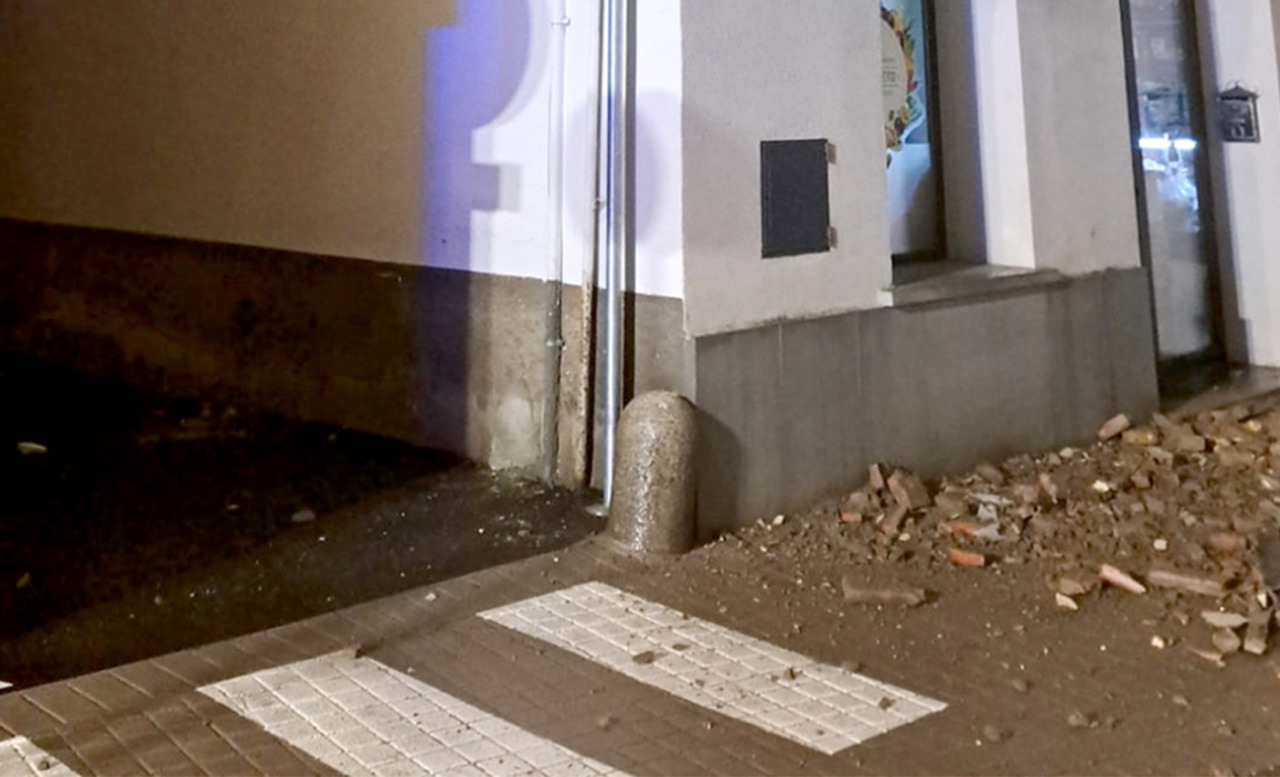 Fornovo, calcinacci in strada nella notte: crolla il tetto di un edificio, strada chiusa