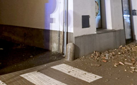 Fornovo, calcinacci in strada nella notte: crolla il tetto di un edificio, strada chiusa