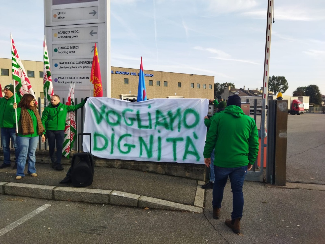 Ampia partecipazione allo sciopero con presidio alla Cam di Grumello, ma l’azienda non arretra sugli esuberi