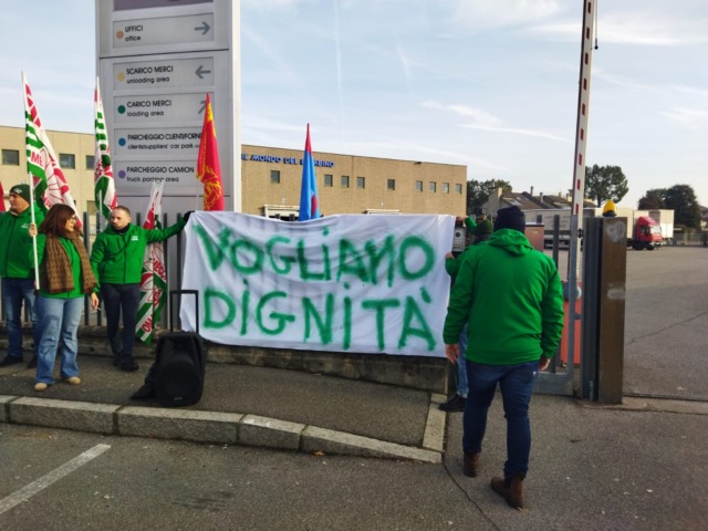 Ampia partecipazione allo sciopero con presidio alla Cam di Grumello, ma l’azienda non arretra sugli esuberi