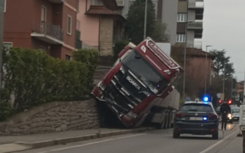 L’autista ha un malore e il camion finisce in bilico su un muretto: paura a Ponteranica