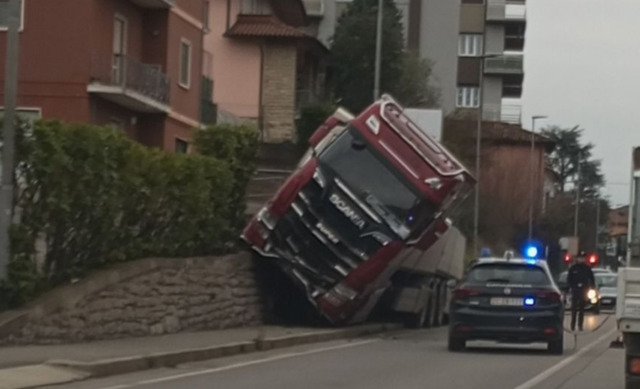L’autista ha un malore e il camion finisce in bilico su un muretto: paura a Ponteranica