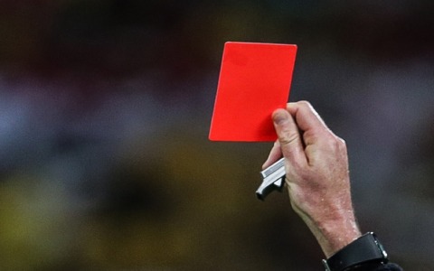 Minaccia l’arbitro e gli mette le mani addosso: giocatore dell’Oratorio Albino squalificato fino a luglio