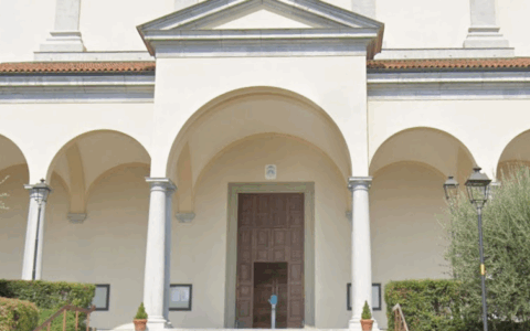 Ubriaco rischia di appiccare un incendio nella chiesa di Alzano: arrestato