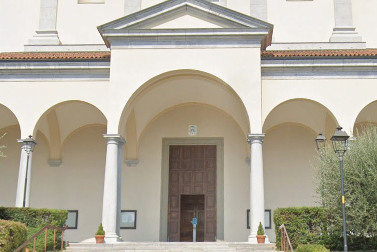 Ubriaco rischia di appiccare un incendio nella chiesa di Alzano: arrestato