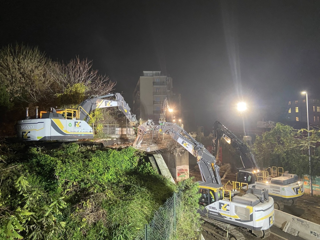 Conclusi in anticipo i lavori di demolizione del ponte ferroviario in via Caniana, evitate le chiusure notturne