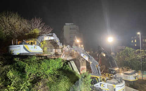 Conclusi in anticipo i lavori di demolizione del ponte ferroviario in via Caniana, evitate le chiusure notturne