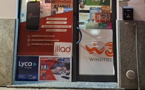 Verdello, con un tombino sfondano la porta e fanno man bassa di smartphone e tablet