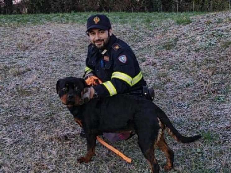 I poliziotti della Stradale salvano un Rottweiler smarrito sull’autostrada