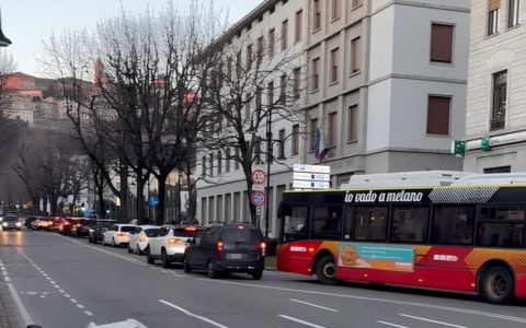 Un fine settimana di code in centro città: «Bergamo è sempre più inquinata e rumorosa»