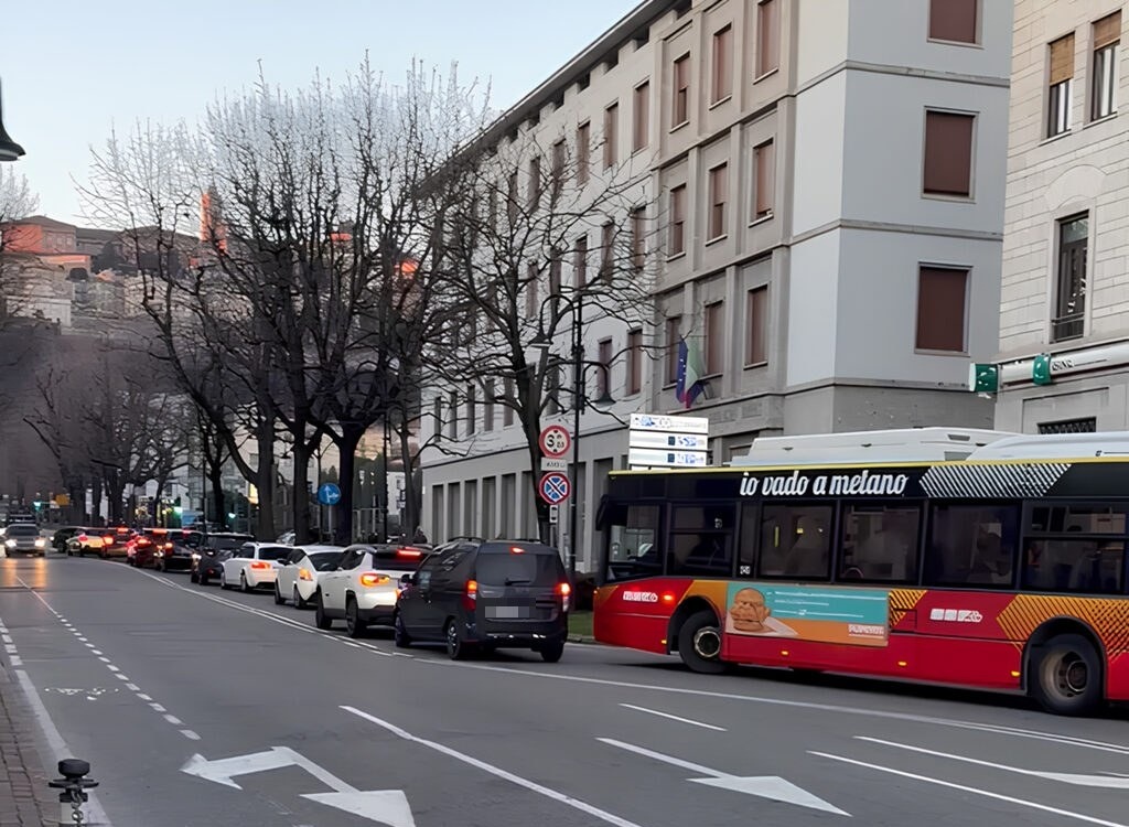 Un fine settimana di code in centro città: «Bergamo è sempre più inquinata e rumorosa»