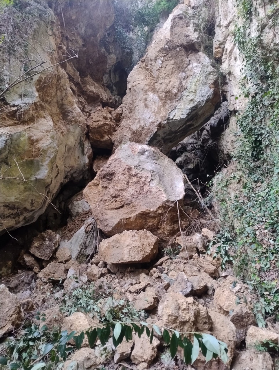 Crollo all’ingresso della Forra del Tinazzo di Castro: adesso il passaggio è bloccato dai massi