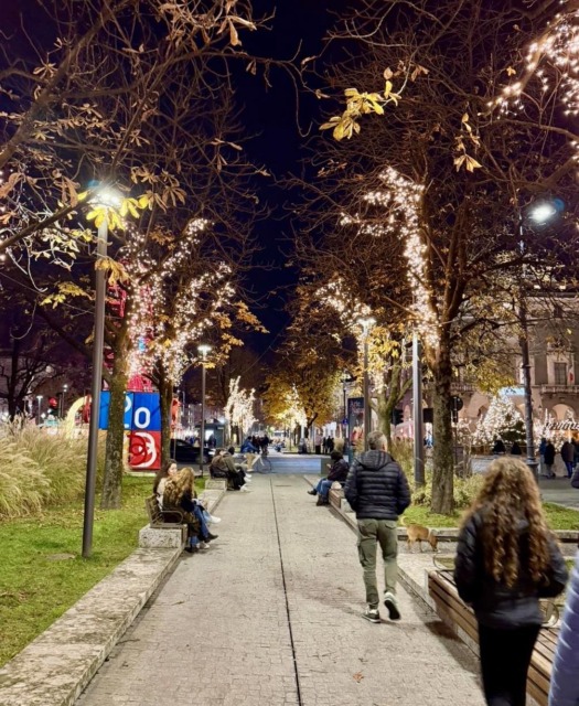 Bergamo, accese le luminarie “speciali” sul Sentierino. Resteranno per tutto il 2026