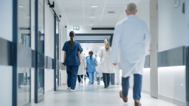 Crescono gli utili della sanità privata, ma lavoratori senza contratto da otto anni: gli istituti bergamaschi coinvolti