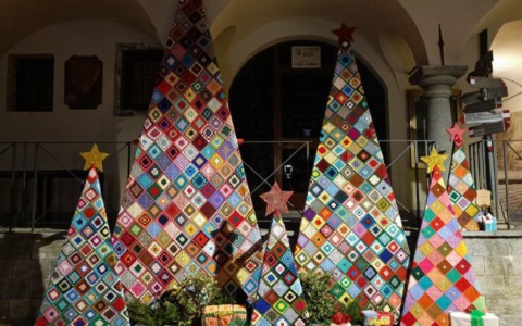 A Piazza Brembana il Natale è fatto all’uncinetto: i volontari vestono il paese con dieci alberi fatti a mano