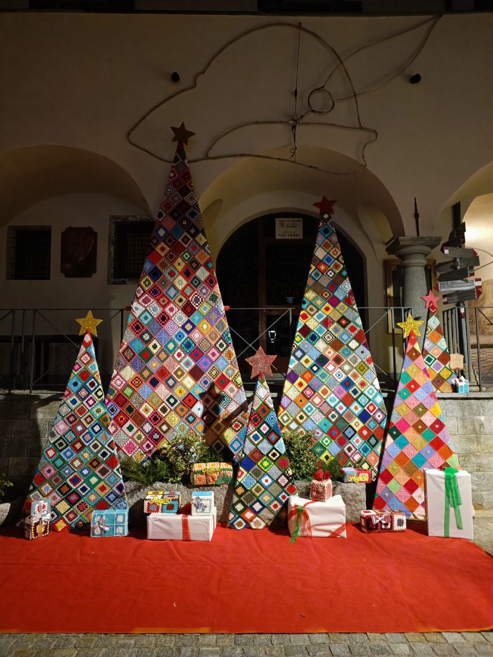 A Piazza Brembana il Natale è fatto all’uncinetto: i volontari vestono il paese con dieci alberi fatti a mano