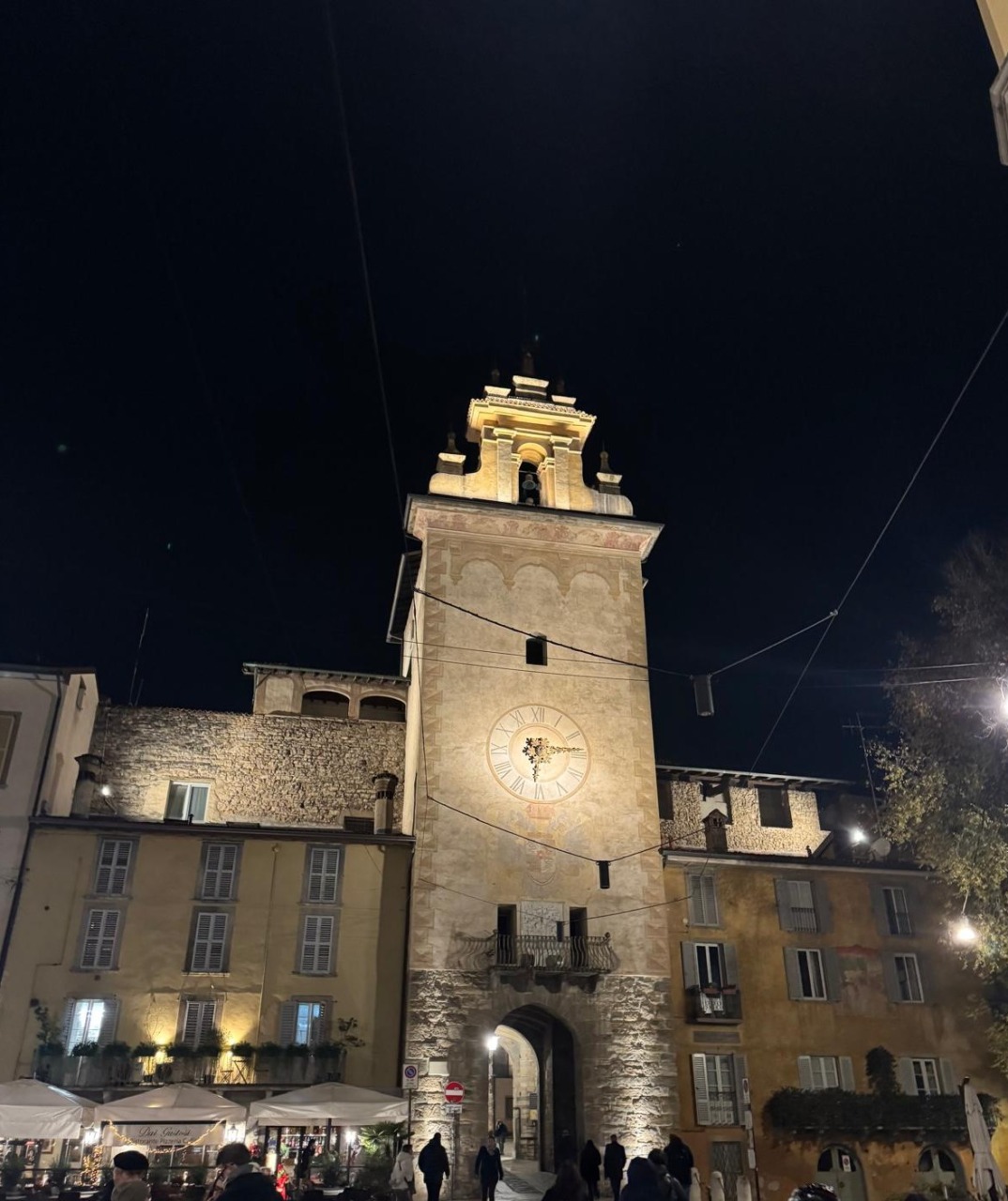 La bellezza della nuova illuminazione monumentale di Piazza Mascheroni (con tecnologie innovative)