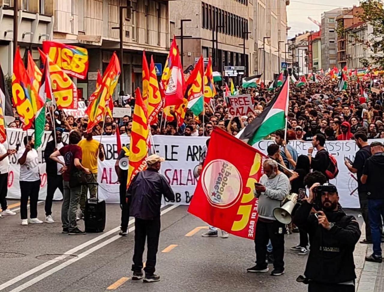 Bloccarono i binari durante la manifestazione per Gaza a Bergamo: adesso gli arrivano a casa multe da 300 euro