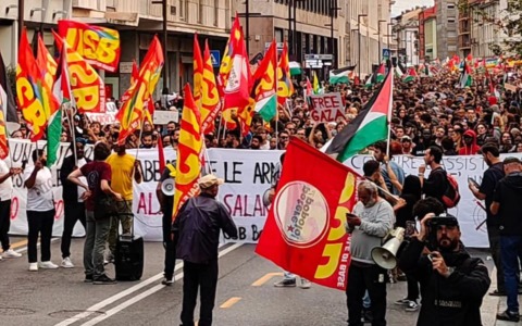 Bloccarono i binari durante la manifestazione per Gaza a Bergamo: adesso gli arrivano a casa multe da 300 euro