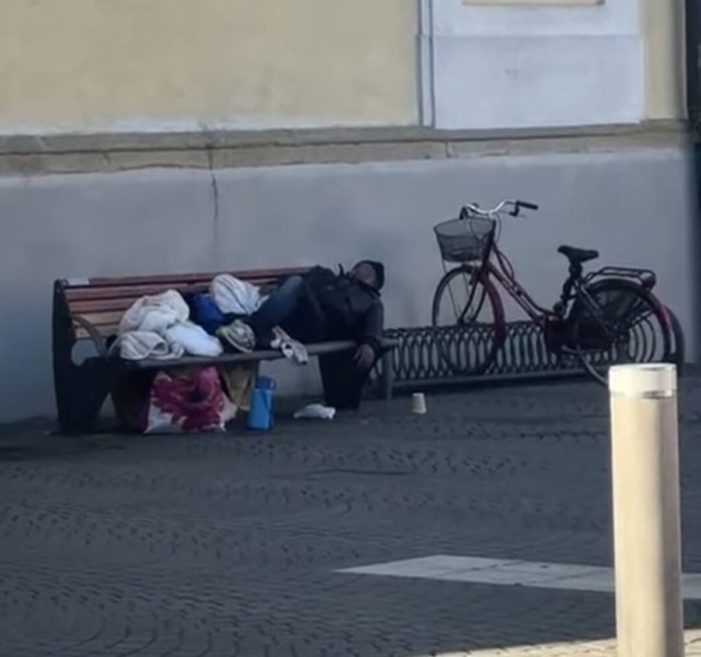 Il consigliere d’opposizione filma il senzatetto, a Cologno parte la bagarre: «No alla strumentalizzazione mediatica»