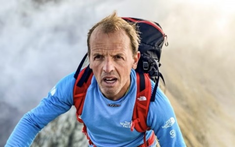 Simone Moro rassicura tutti con un videomessaggio sui social: «Ho avuto un attacco cardiaco, ma sto bene e torno presto in Italia»