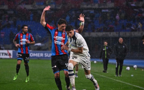 La doppietta dell’ex Jimenez ferma l’Atalanta U23: sotto al diluvio vince il Catania 2-0