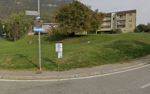 Alza un po’ il gomito, poi urta due auto parcheggiate e si ribalta in via Parri ad Albino