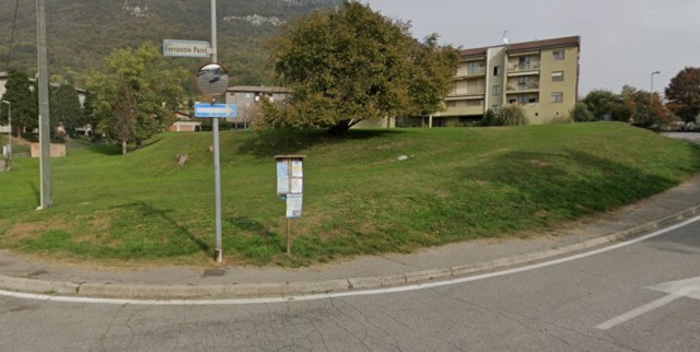 Alza un po’ il gomito, poi urta due auto parcheggiate e si ribalta in via Parri ad Albino