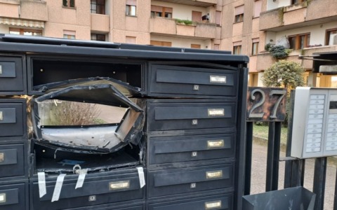 Grosso petardo nella posta a Celadina: cassetta dilaniata dall’esplosione, distrutte anche quelle vicine