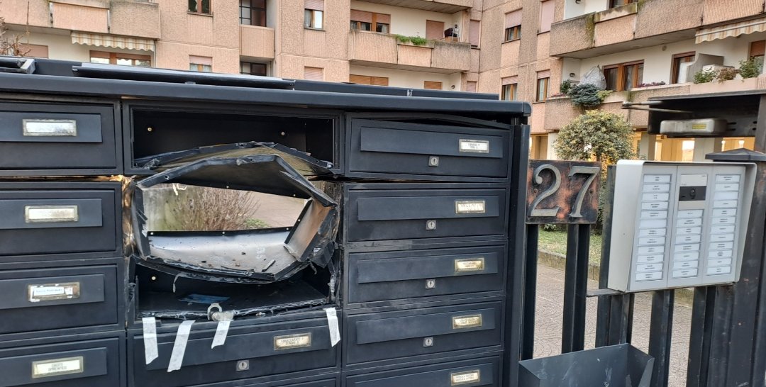 Grosso petardo nella posta a Celadina: cassetta dilaniata dall’esplosione, distrutte anche quelle vicine