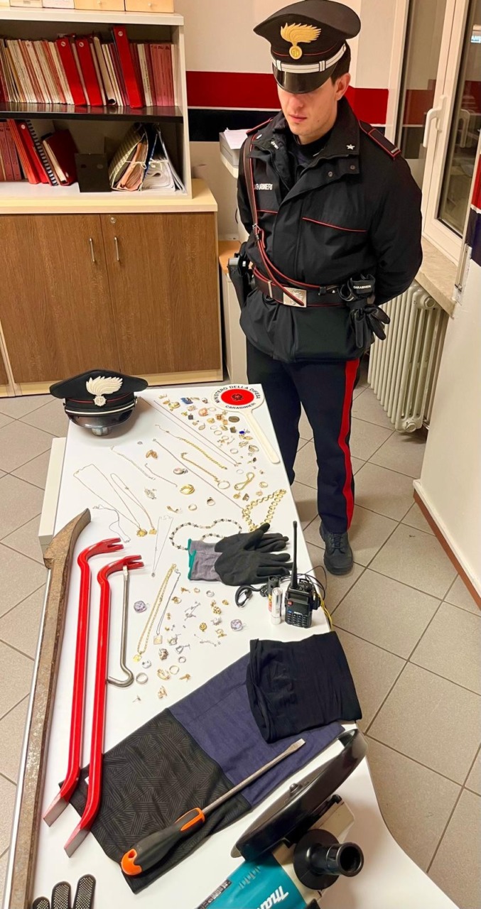 Inseguimento con incidente in Val Brembana, ancora in fuga il ladro alla guida dell’auto