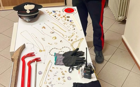 Inseguimento con incidente in Val Brembana, ancora in fuga il ladro alla guida dell’auto