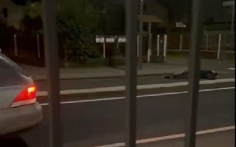 Si getta contro un’auto fingendo di essere investito: truffa a Romano