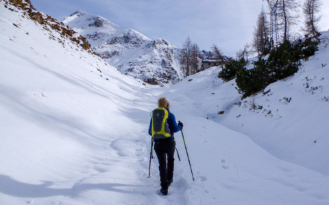 Lo spettacolo unico dei Laghi Gemelli tra ghiaccio e neve (vale sicuramente la fatica)