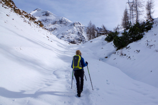 Lo spettacolo unico dei Laghi Gemelli tra ghiaccio e neve (vale sicuramente la fatica)