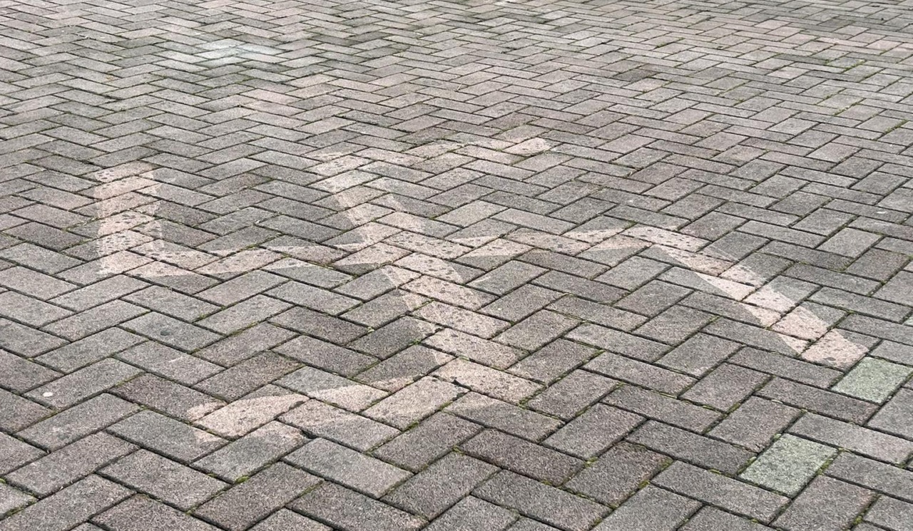 Davanti al Centro incontri e cultura di Antegnate è stata disegnata una svastica con una idropulitrice