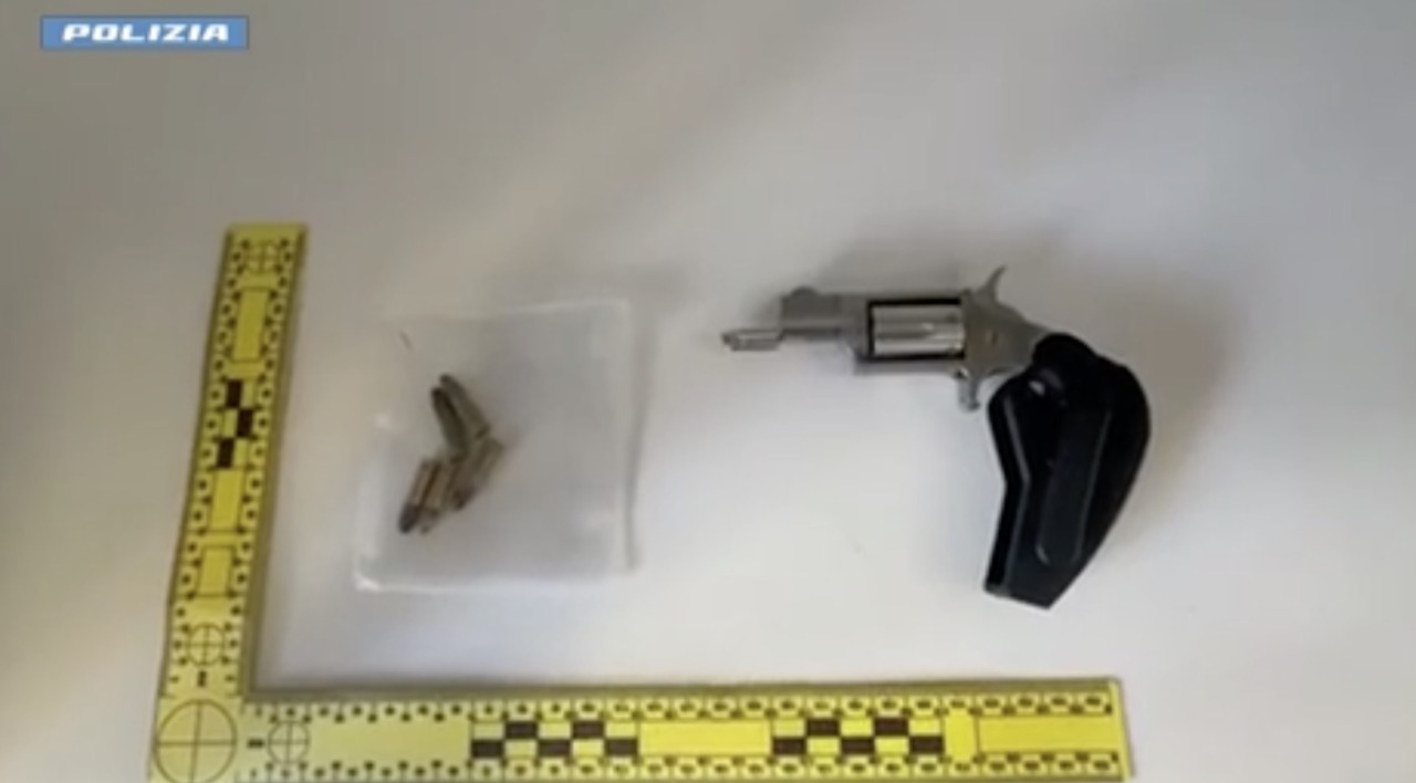 Pistola nascosta nel beauty case in un b&b di via Borfuro: due in arresto