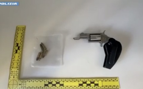 Pistola nascosta nel beauty case in un b&b di via Borfuro: due in arresto