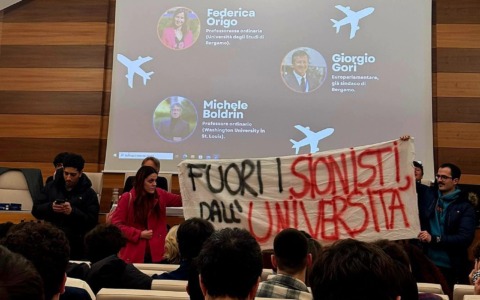 «Siamo con chiunque spara a un sionista»: contestazione choc dei ProPal contro Gori in UniBg